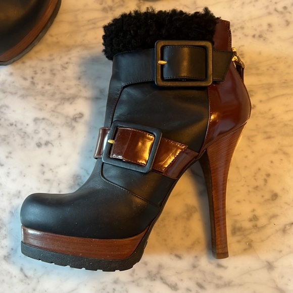 FENDI Leather Ankle Booties. Size 38.5 /8.5 US. Two tone black shearling trim. - Picture 4 of 4